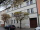 Straßenseite mit Hausdurchgang